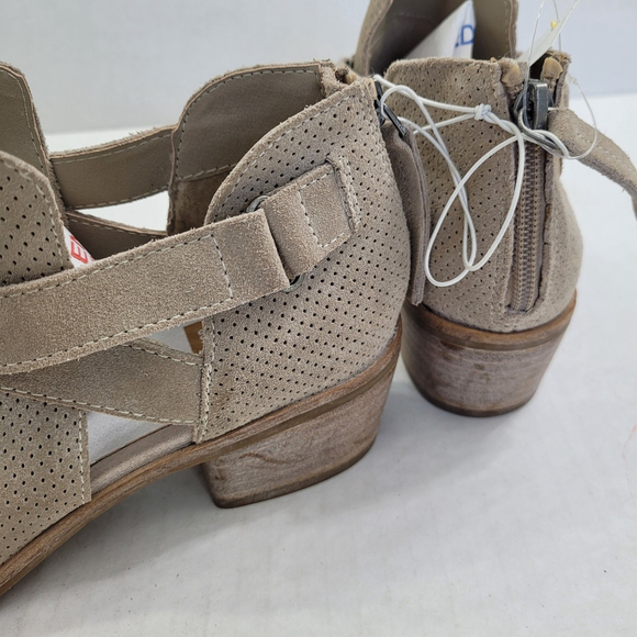 NWOT Dolce Vita Koree Ankle Booties Suede Light Taupe Grey Boots Shoes Size 8 - Picture 4 of 10